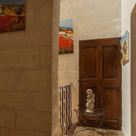 De L'atelier فندق فينوف ليز أفيجْنْ