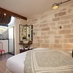 De L'atelier Szálloda